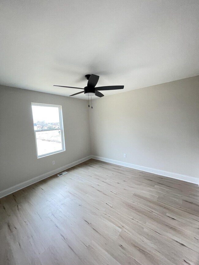 Building Photo - 307 W 42nd St