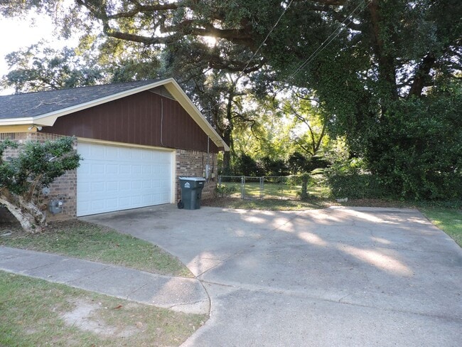 Building Photo - Convenient to interstate, schools & shopping!