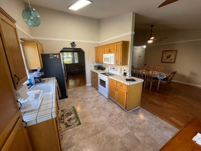 Building Photo - Oroville-Furnished-Turnkey-3 bedroom 2 bath home, hot tub, gazebo, landscaped yard, solar