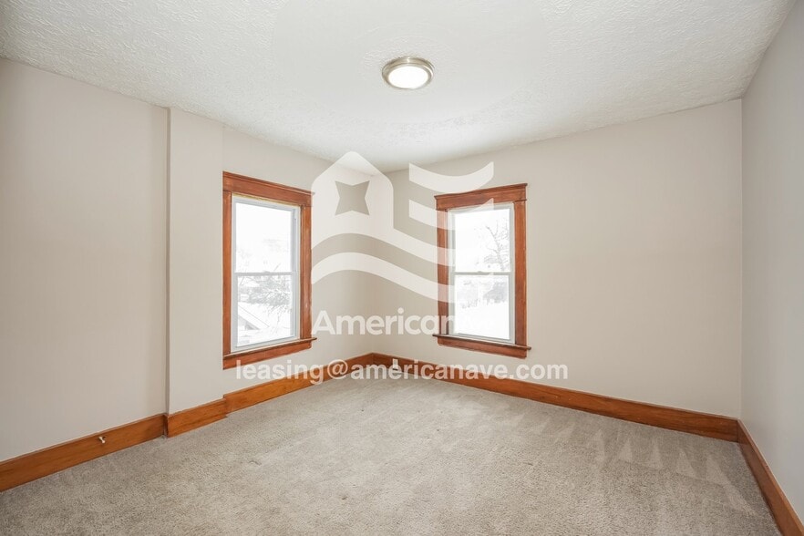 Building Photo - 1027 Delia Ave