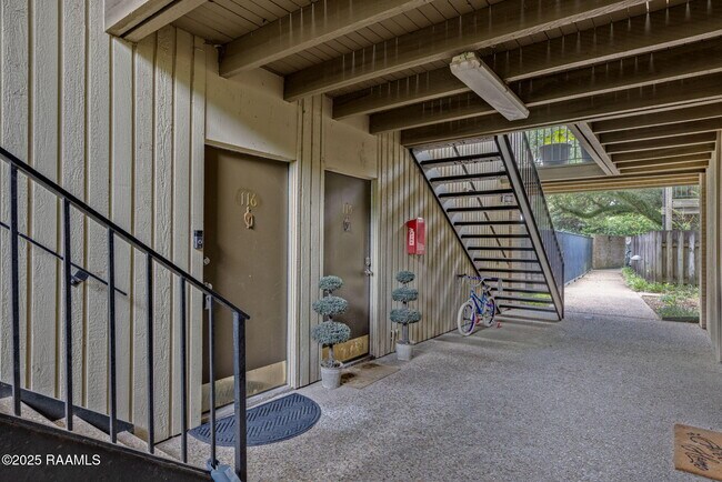 Building Photo - 1008 S College Rd