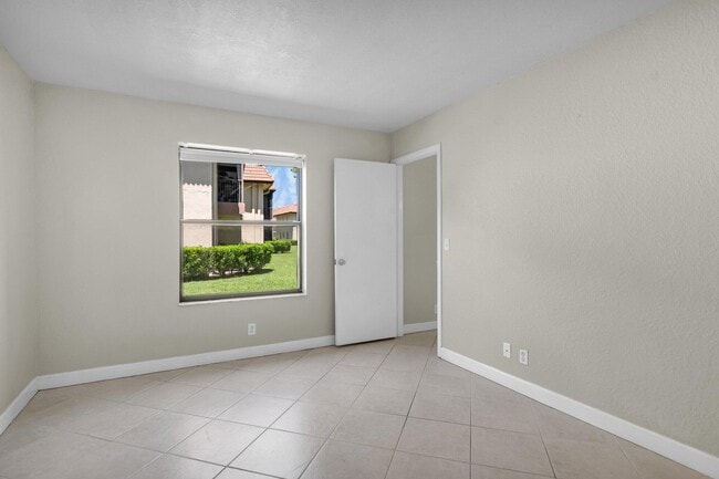 Building Photo - 21911 Lake Forest Cir