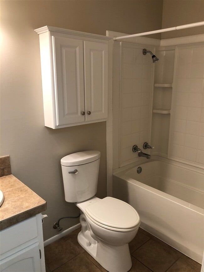 Building Photo - 315 Lakebend Dr