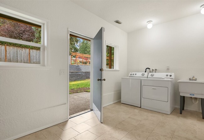 Building Photo - 18811 SE 42nd St