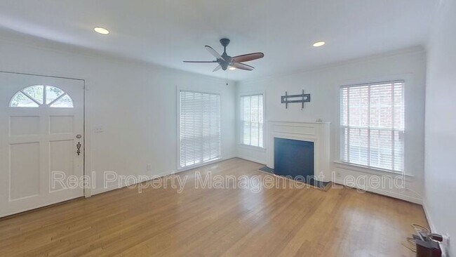 Building Photo - 5739 Kenwood Ave