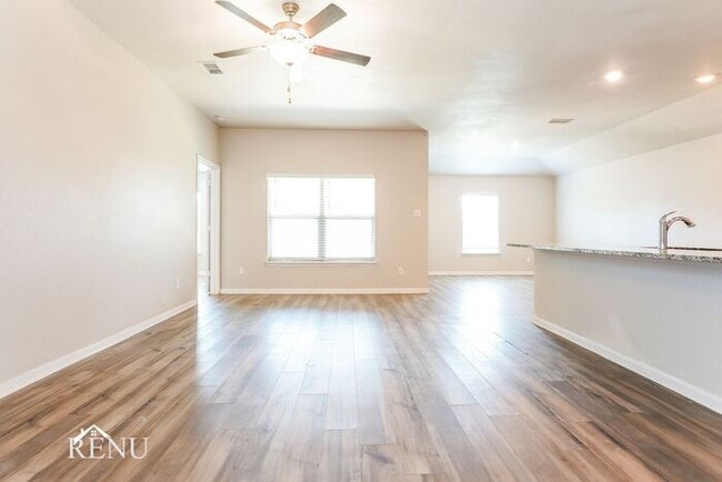 Building Photo - 2005 Hialeah Dr