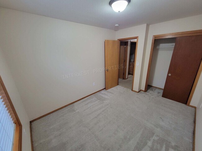 Building Photo - *1/2 OFF 1ST MONTH'S RENT* Large 3 Bed 2.5Ba Vancouver Beauty W/ Gas Fireplace, Dog Run, Fenced Y...