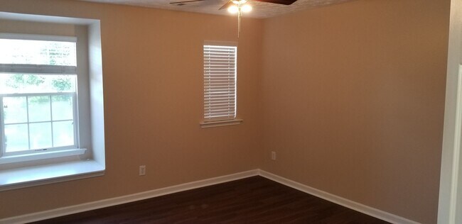 Building Photo - LOCATION! HARWOOD FLOORS!