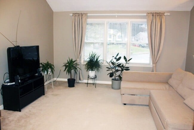 Building Photo - 19 Hillando Dr