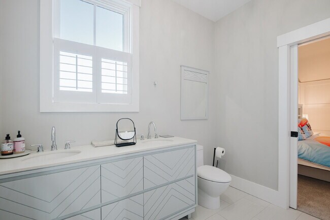 Building Photo - Stunning Custom Home in Palmetto Bluff