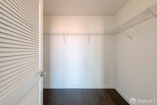 Building Photo - 250 King St