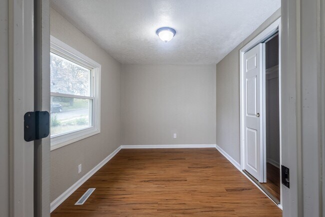Building Photo - A Great 4BD/1.5BA Single Family Home That Has Been Recently Renovated