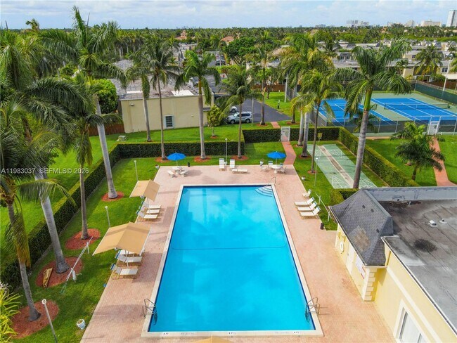 Building Photo - 2421 NE 10th St