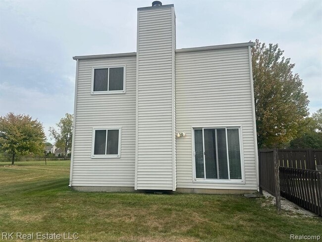 Building Photo - 2824 Roundtree Dr