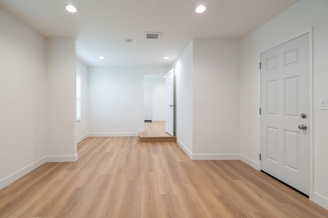 Building Photo - Charming 3 Bedrooms 2 Bathrooms Home $4,00...