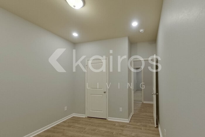 Building Photo - 10685 Bent Brook Dr