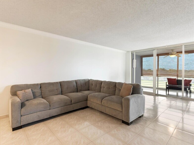 Building Photo - 4030 W Palm Aire Dr