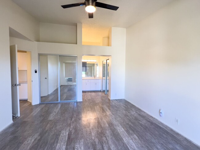 Building Photo - RENT SPECIAL $500 OFF 1ST MONTH'S RENT! 2B...