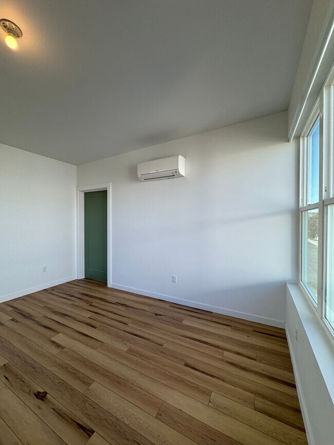 Building Photo - Spacious 4-Bedroom, 3-Bath Home with Stunning Views