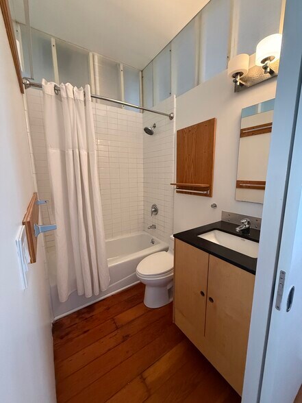 Building Photo - 629 Belmont Ave