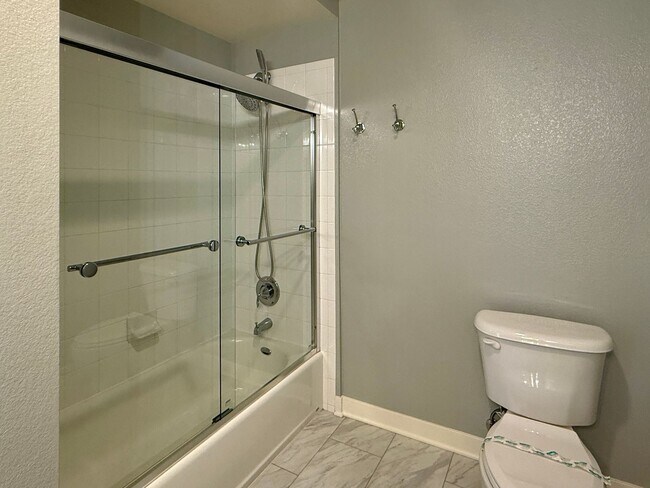 Building Photo - Spacious, Luxurious Modern 2 Bedroom, 2 Bathroom condo on the Top Floor of the Highly Desired Pla...