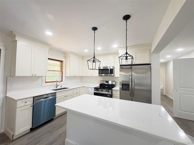 Building Photo - 27 Floral Dr