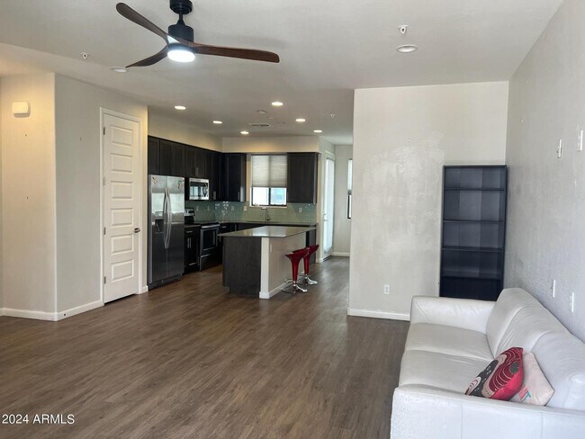 Building Photo - 2090 S Dorsey Ln