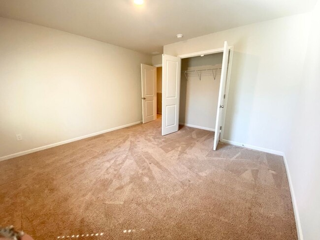 Building Photo - BETTER THAN NEW!