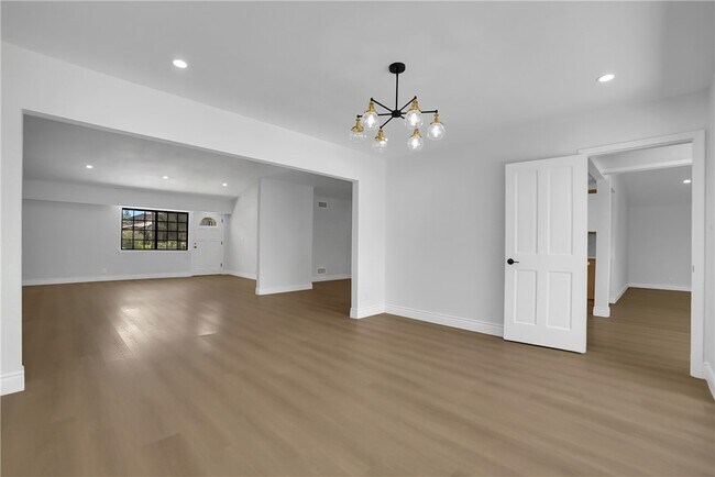 Building Photo - 325 W Le Roy Ave
