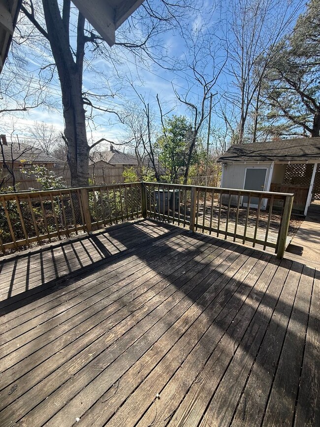 Building Photo - Newly Renovated Cozy & Convenient