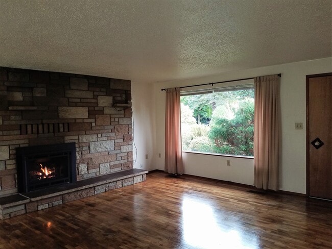 Building Photo - Classic Mid-Century Modern Rambler In Port...