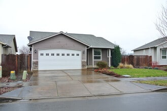 Building Photo - Gorgeous 4 bedroom, 2 bath, Albany
