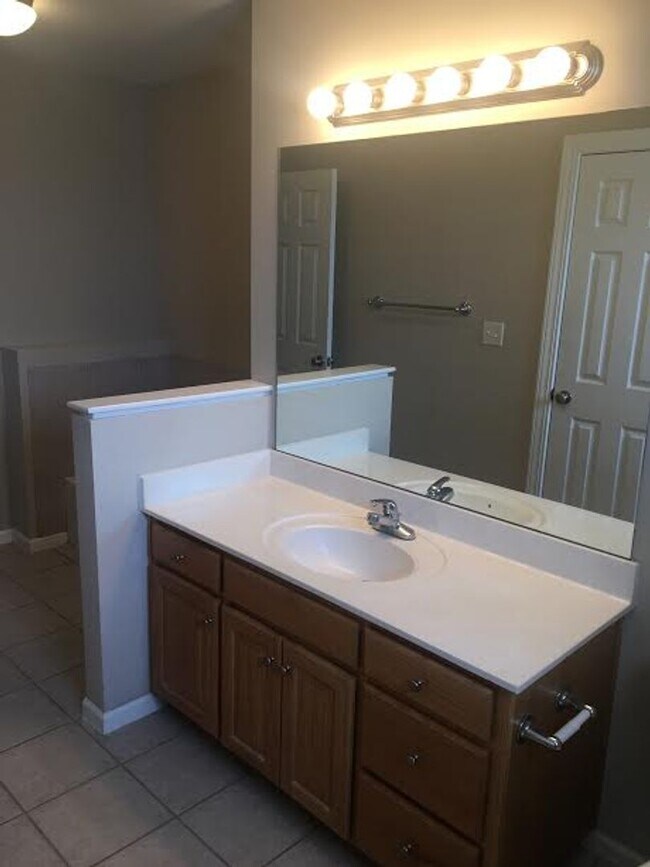 Building Photo - Wonderful 3 bed 3.5 bath near Clinton Lake!