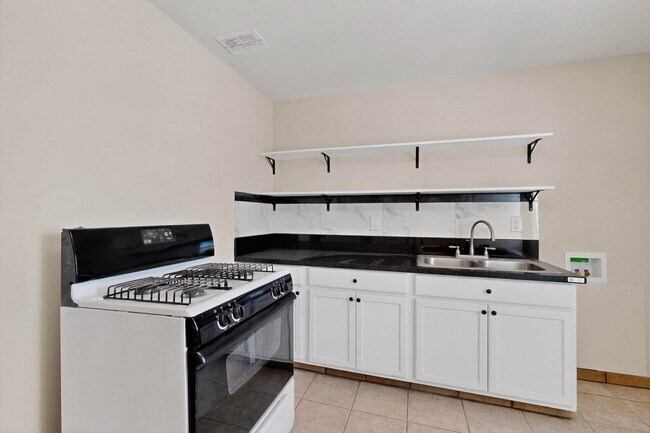 Building Photo - 540 Cardenas Dr SE