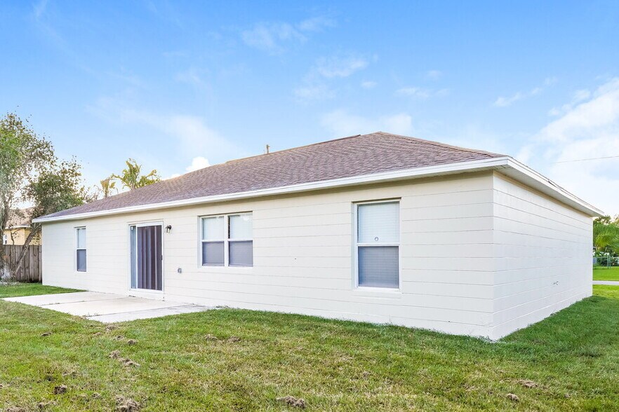 Building Photo - 979 Gascony Ct