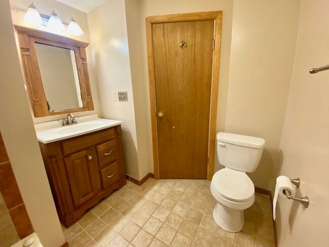 Building Photo - Three Bedroom in Battle Creek