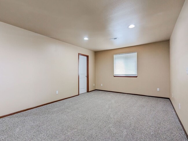 Building Photo - Spacious 4 bed/2.5bth Home W/ New Carpet &...