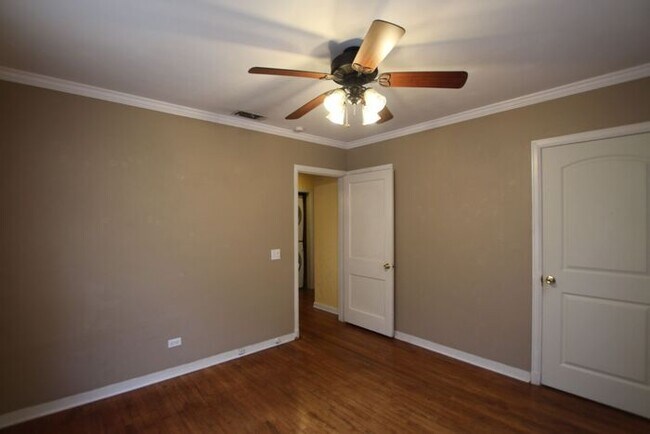 Building Photo - 3 Bedroom, 1.5 Bath Home in Central Tyler!