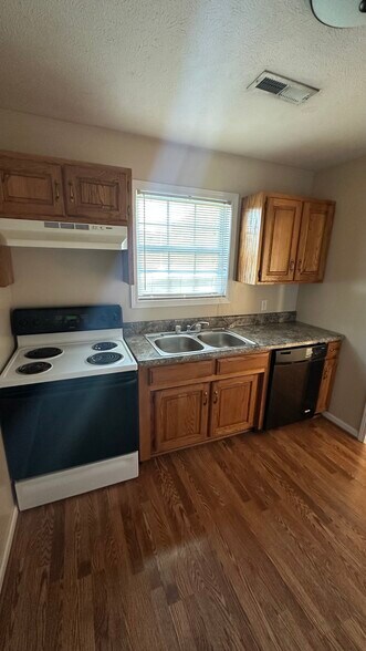 Building Photo - 1202 Deer Ln
