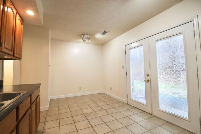 Building Photo - 2 Bedroom/2 Bath Townhouse near Stadium - ...