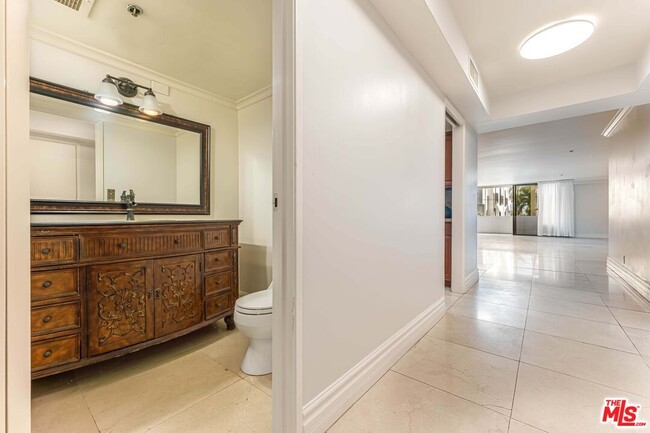 Building Photo - 10660 Wilshire Blvd