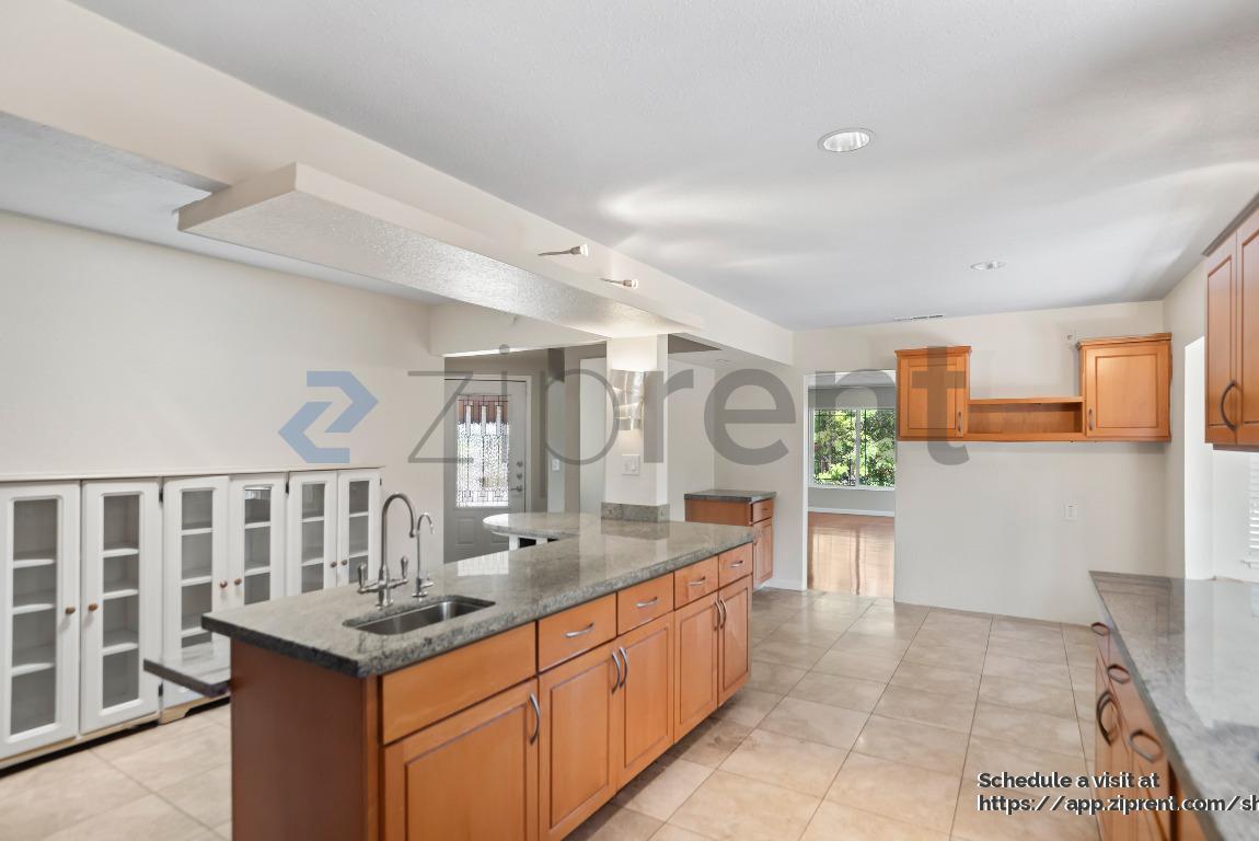 Building Photo - 10609 Creston Dr