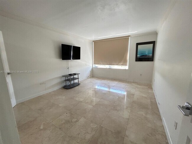 Building Photo - 2899 Collins Ave