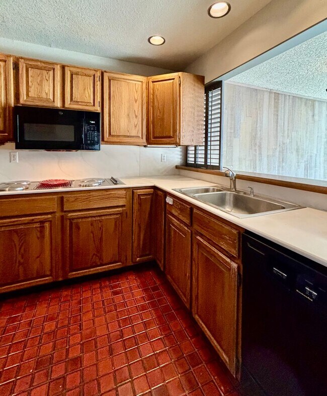 Building Photo - 2 Bed / 1.5 60-01 Redmond Townhouse $2,695/mo