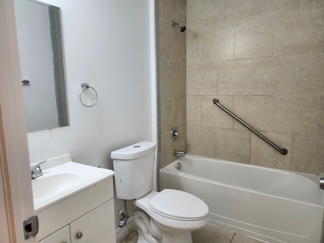 Building Photo - Exceptional 3 bed 2 bath 1 car garage dupl...