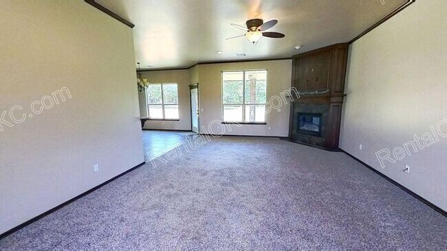 Building Photo - Large Lot, Big Space