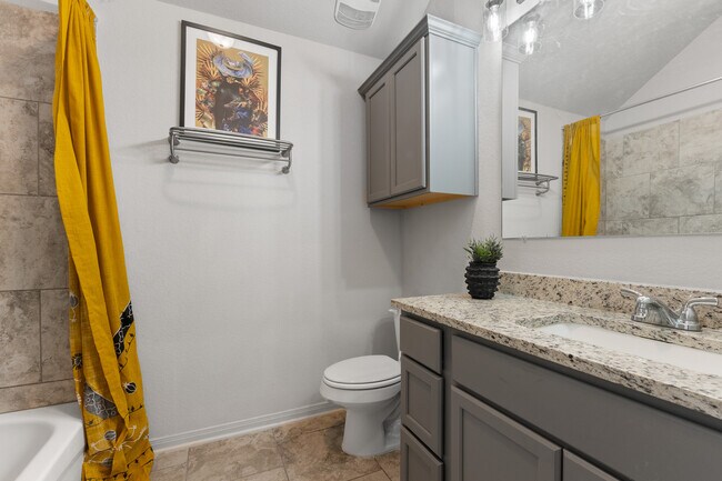 Building Photo - 6206 Golden Gate Dr