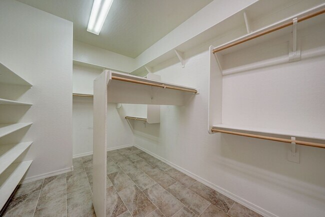 Building Photo - AVAILABLE NOW IN SHAMROCK ESTATES GILBERT!!!