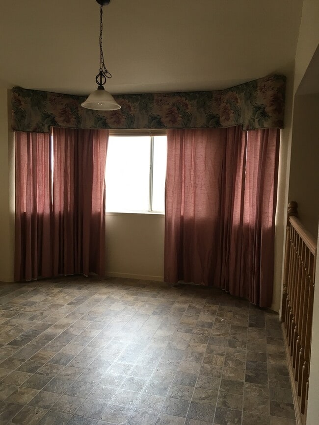 Building Photo - Spacious Two-Story Home  4 bedrooms, 3 bat...