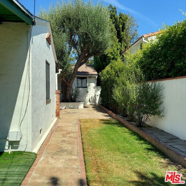 Building Photo - 341 S Rodeo Dr